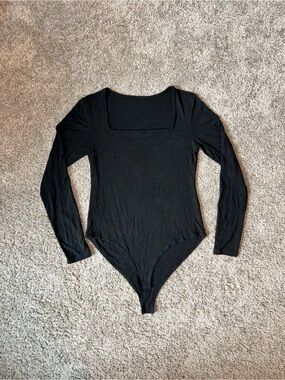 Medium Black Long-Sleeve Square Neck Bodysuit